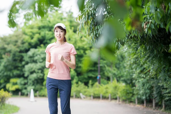 Aziatische Jonge Vrouw Draagt Sportkleding Sport Het Park — Stockfoto