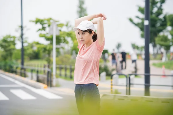 Mujer Joven Asiática Con Ropa Deportiva Ejercicio Parque — Foto de Stock