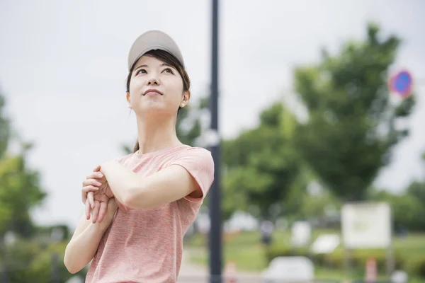 Aziatische Jonge Vrouw Draagt Sportkleding Sport Het Park — Stockfoto