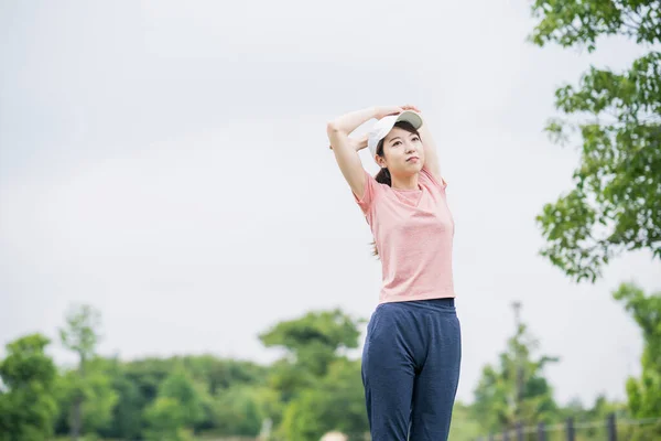 Mujer Joven Asiática Con Ropa Deportiva Ejercicio Parque —  Fotos de Stock