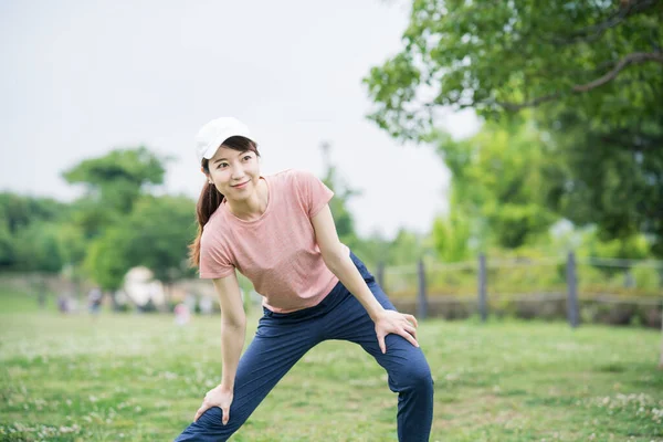 Asiático Jovem Mulher Vestindo Sportswear Exercício Parque — Fotografia de Stock