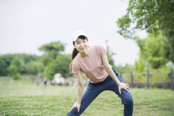 Asiatisk Ung Kvinna Sportkläder Och Träning Parken — Stockfoto