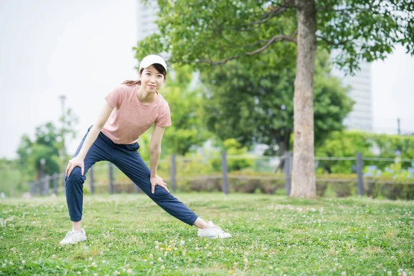 Asiatique Jeune Femme Portant Des Vêtements Sport Exercice Dans Parc — Photo