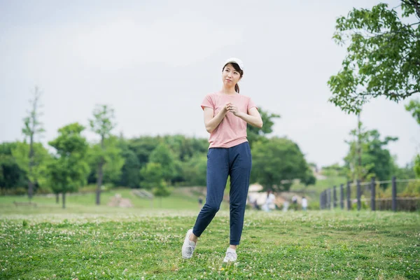 Mujer Joven Asiática Con Ropa Deportiva Ejercicio Parque —  Fotos de Stock