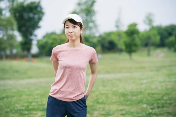 Azji Młoda Kobieta Odzieży Sportowej Ćwiczenia Parku — Zdjęcie stockowe
