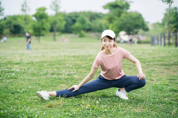 Azji Młoda Kobieta Odzieży Sportowej Ćwiczenia Parku — Zdjęcie stockowe