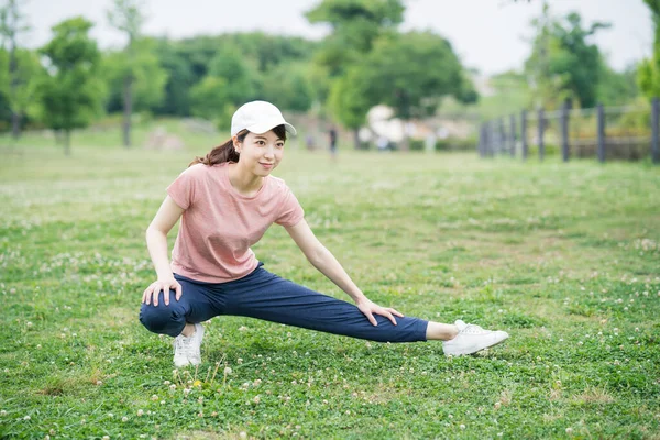 Spor Giyinen Parkta Egzersiz Yapan Asyalı Genç Bir Kadın — Stok fotoğraf