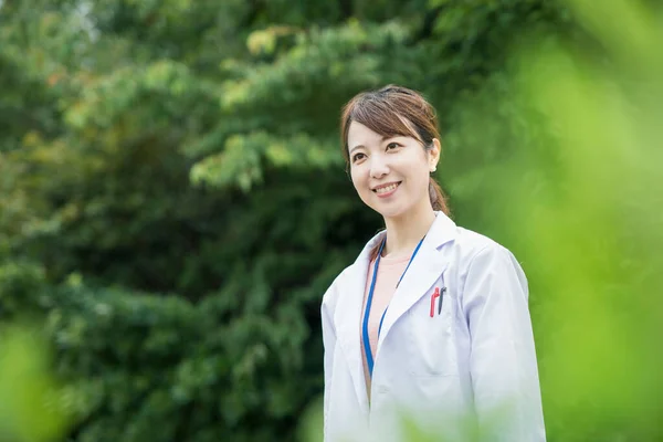 Asiatische Gesundheitshelferin Weißen Mantel Posiert Freien — Stockfoto