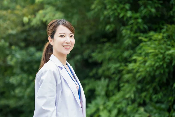Asiática Mujer Trabajador Salud Blanco Capa Posando Aire Libre —  Fotos de Stock