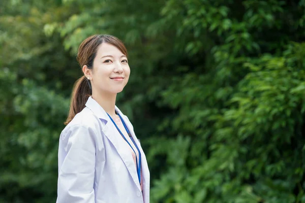 Asiatische Gesundheitshelferin Weißen Mantel Posiert Freien — Stockfoto