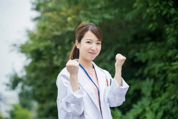 Asiatische Gesundheitshelferin Weißen Mantel Posiert Freien — Stockfoto