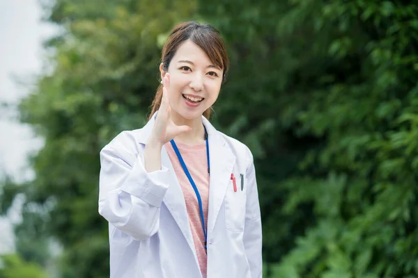 Asiatische Gesundheitshelferin Weißen Mantel Posiert Freien — Stockfoto