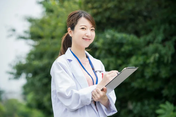 Ásia Feminino Médico Trabalhador Branco Casaco Com Médico Gráfico Caneta — Fotografia de Stock