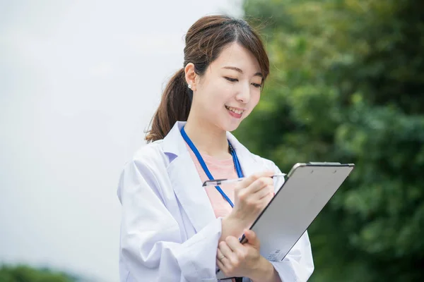 Mujer Asiática Trabajadora Médica Bata Blanca Con Historial Médico Pluma —  Fotos de Stock