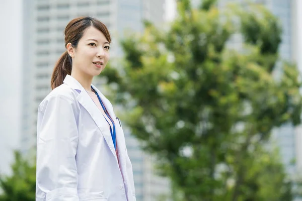 Asiatico Femmina Sanitario Lavoratore Bianco Cappotto Posa All Aperto — Foto Stock