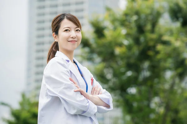 Asiatico Femmina Sanitario Lavoratore Bianco Cappotto Posa All Aperto — Foto Stock