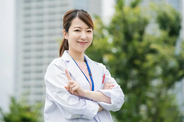 Aziatische Vrouwelijke Gezondheidswerker Witte Jas Poseren Buiten — Stockfoto