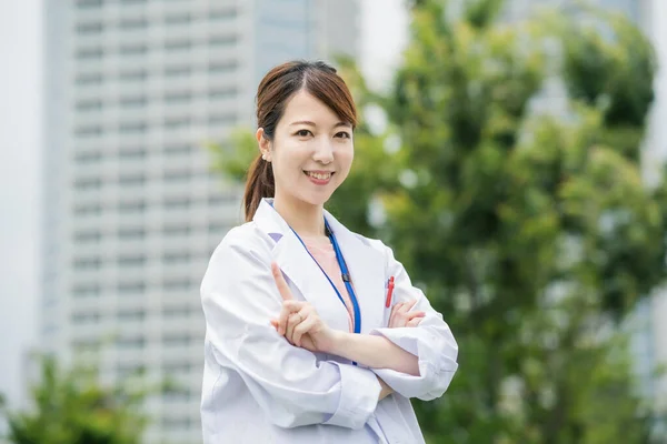 Asiática Mujer Trabajador Salud Blanco Capa Posando Aire Libre —  Fotos de Stock