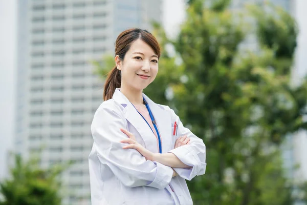 Asiática Mujer Trabajador Salud Blanco Capa Posando Aire Libre — Foto de Stock