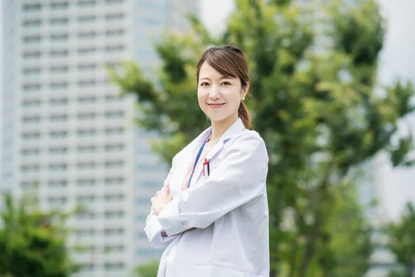 Asiática Mulher Trabalhador Saúde Casaco Branco Posando Livre — Fotografia de Stock