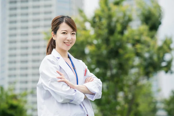 Asiática Mujer Trabajador Salud Blanco Capa Posando Aire Libre —  Fotos de Stock