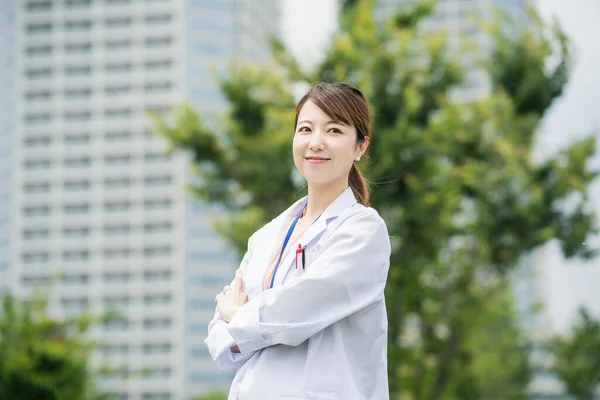 Asiatico Femmina Sanitario Lavoratore Bianco Cappotto Posa All Aperto — Foto Stock