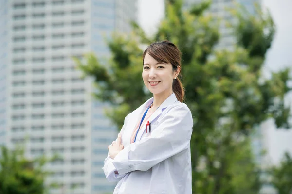 Asiática Mujer Trabajador Salud Blanco Capa Posando Aire Libre —  Fotos de Stock