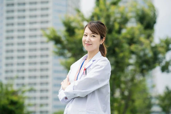 Asiatico Femmina Sanitario Lavoratore Bianco Cappotto Posa All Aperto — Foto Stock