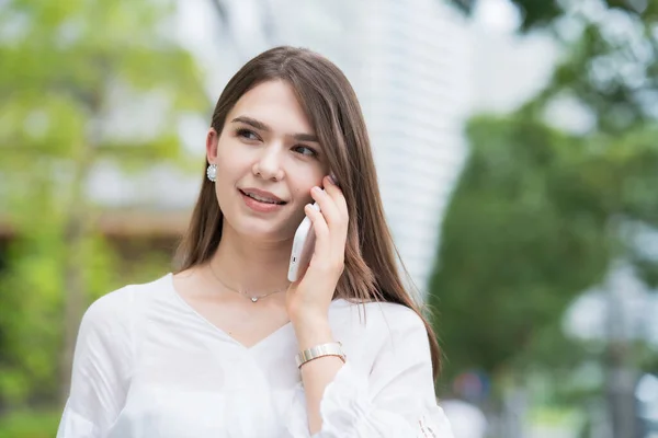 Genç Kadını Dışarıda Akıllı Telefonuyla Konuşuyor — Stok fotoğraf