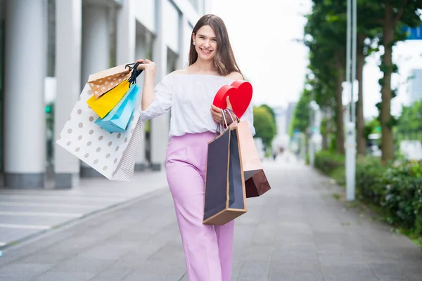 Uma Jovem Mulher Andando Cidade Com Muitos Sacos Compras — Fotografia de Stock