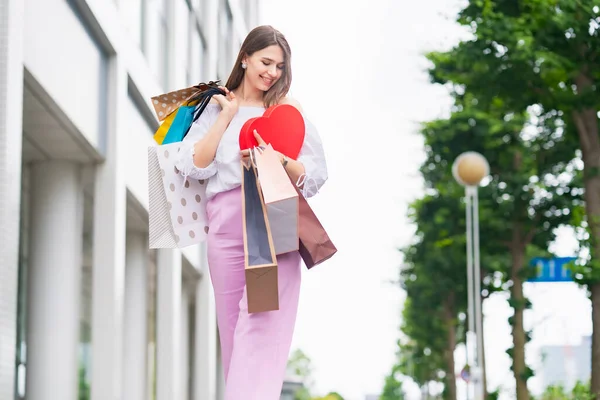 Uma Jovem Mulher Andando Cidade Com Muitos Sacos Compras — Fotografia de Stock