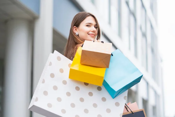 Uma Jovem Mulher Andando Cidade Com Muitos Sacos Compras — Fotografia de Stock