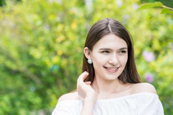 Uma Jovem Mulher Vestindo Uma Camisa Branca Fora Ombro Cercada — Fotografia de Stock