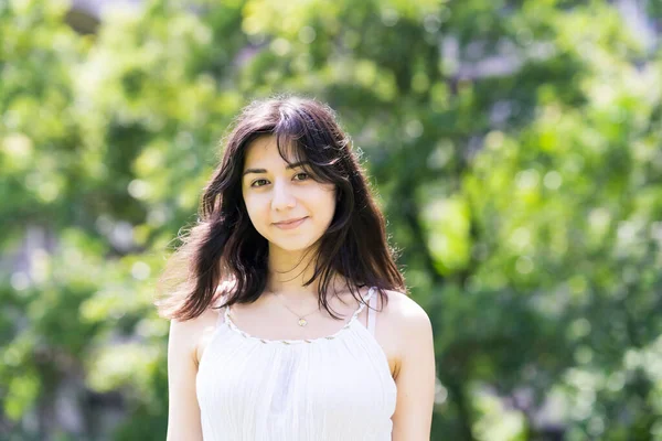 Uma Jovem Mulher Mostrando Uma Expressão Relaxada Uma Área Verde — Fotografia de Stock