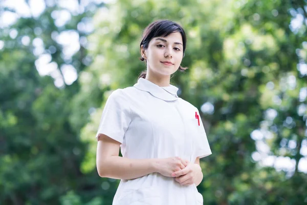 Retrato Aire Libre Una Mujer Joven Posando Con Abrigo Blanco —  Fotos de Stock