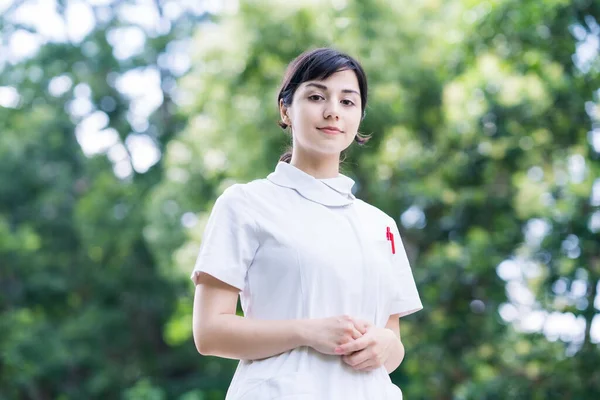 Outdoor Portret Van Jonge Vrouw Poseren Witte Jas Fijne Dag — Stockfoto