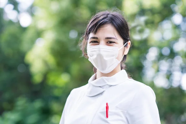 Outdoor Portret Van Jonge Vrouw Poseren Witte Jas Fijne Dag — Stockfoto