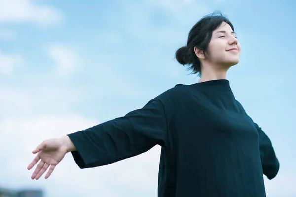 Une Jeune Femme Montrant Une Expression Détendue Sous Ciel Bleu — Photo