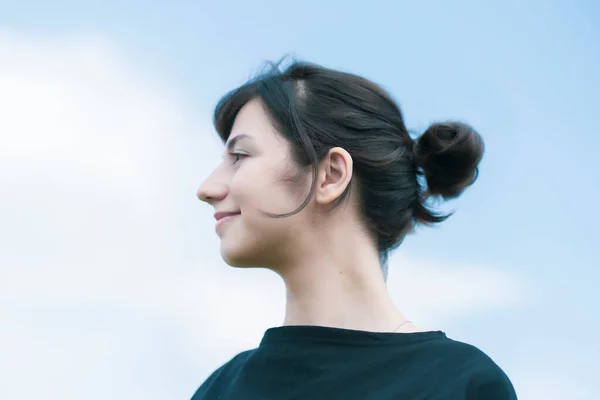 Uma Jovem Mulher Mostrando Uma Expressão Relaxada Sob Céu Azul — Fotografia de Stock