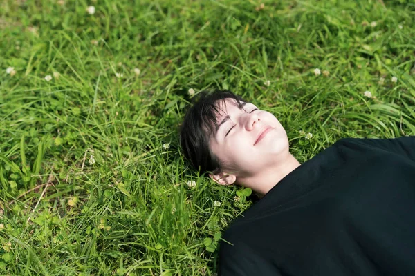 Jeune Femme Détendre Sur Prairie Par Une Journée Ensoleillée — Photo