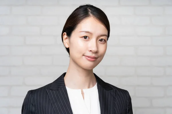 Portret Van Een Lachende Aziatische Jonge Zakenvrouw Een Pak — Stockfoto