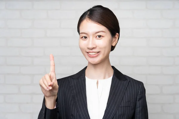 Porträtt Asiatiska Unga Affärskvinna Poserar Med Pekfingret — Stockfoto