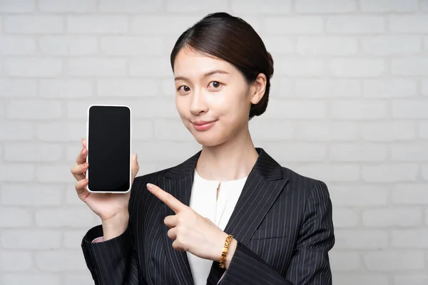 Takım Elbiseli Asyalı Genç Kadını Akıllı Telefon Ekranı Kullanıyor — Stok fotoğraf