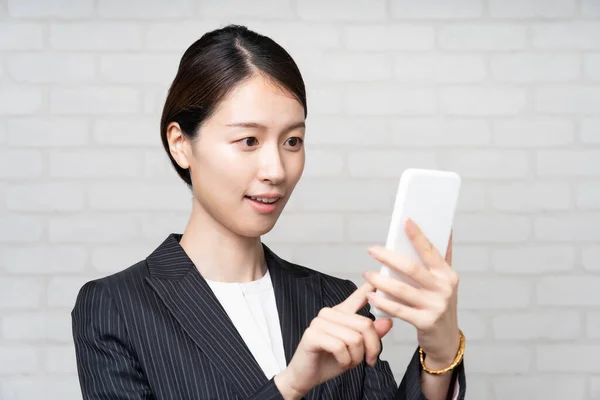 Asiatische Junge Geschäftsfrau Anzug Bedient Smartphone Bildschirm — Stockfoto