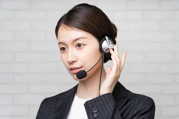 Asiática Joven Mujer Operador Traje Con Auricular Sonriendo — Foto de Stock