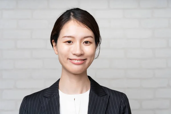 スーツを着た笑顔のアジアの若いビジネス女性の肖像 — ストック写真