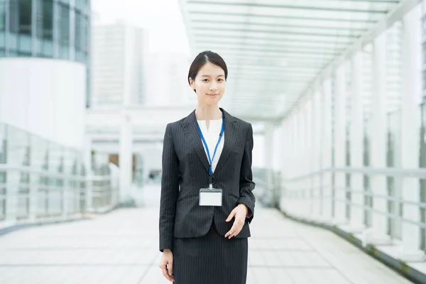 Portrait Une Jeune Femme Affaires Asiatique Souriante Portant Costume — Photo