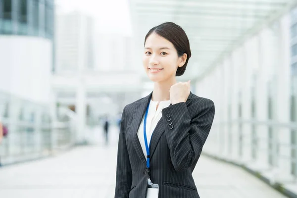 Asiatique Jeune Femme Affaires Dans Costume Posant Avec Sourire Acclamant — Photo