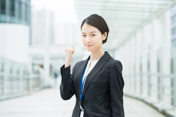 Asiatique Jeune Femme Affaires Dans Costume Posant Avec Sourire Acclamant — Photo