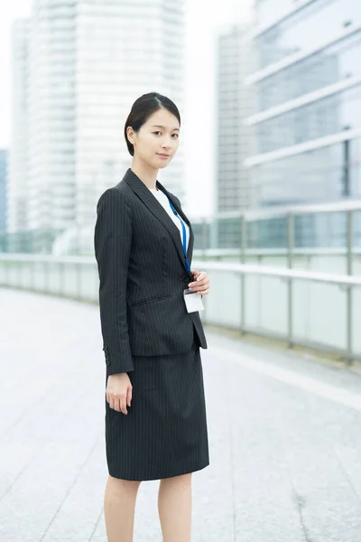 Porträtt Leende Asiatisk Ung Affärskvinna Kostym — Stockfoto